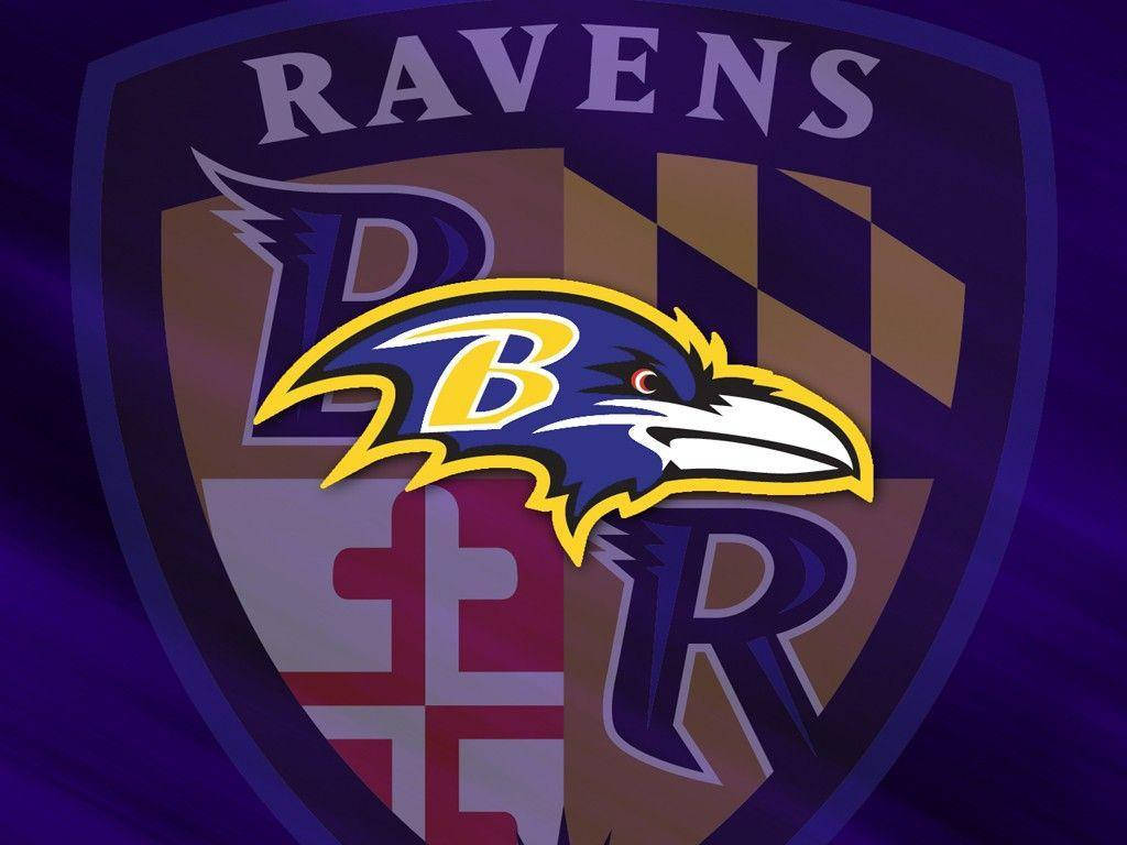 Ravens 桌布 壁紙 — 一個大膽的巴爾的摩烏鴉隊標誌，帶有兇猛的烏鴉頭和盾牌設計，背景為深紫色。