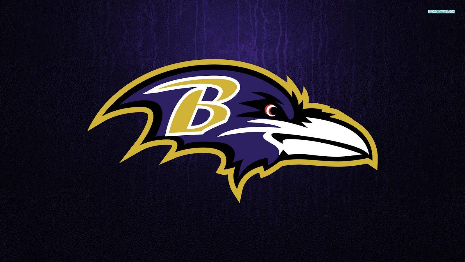 Ravens 桌布 壁紙 — 一個大膽的巴爾的摩烏鴉隊標誌，帶有紫色烏鴉頭和金邊，置於紋理深紫色背景上。