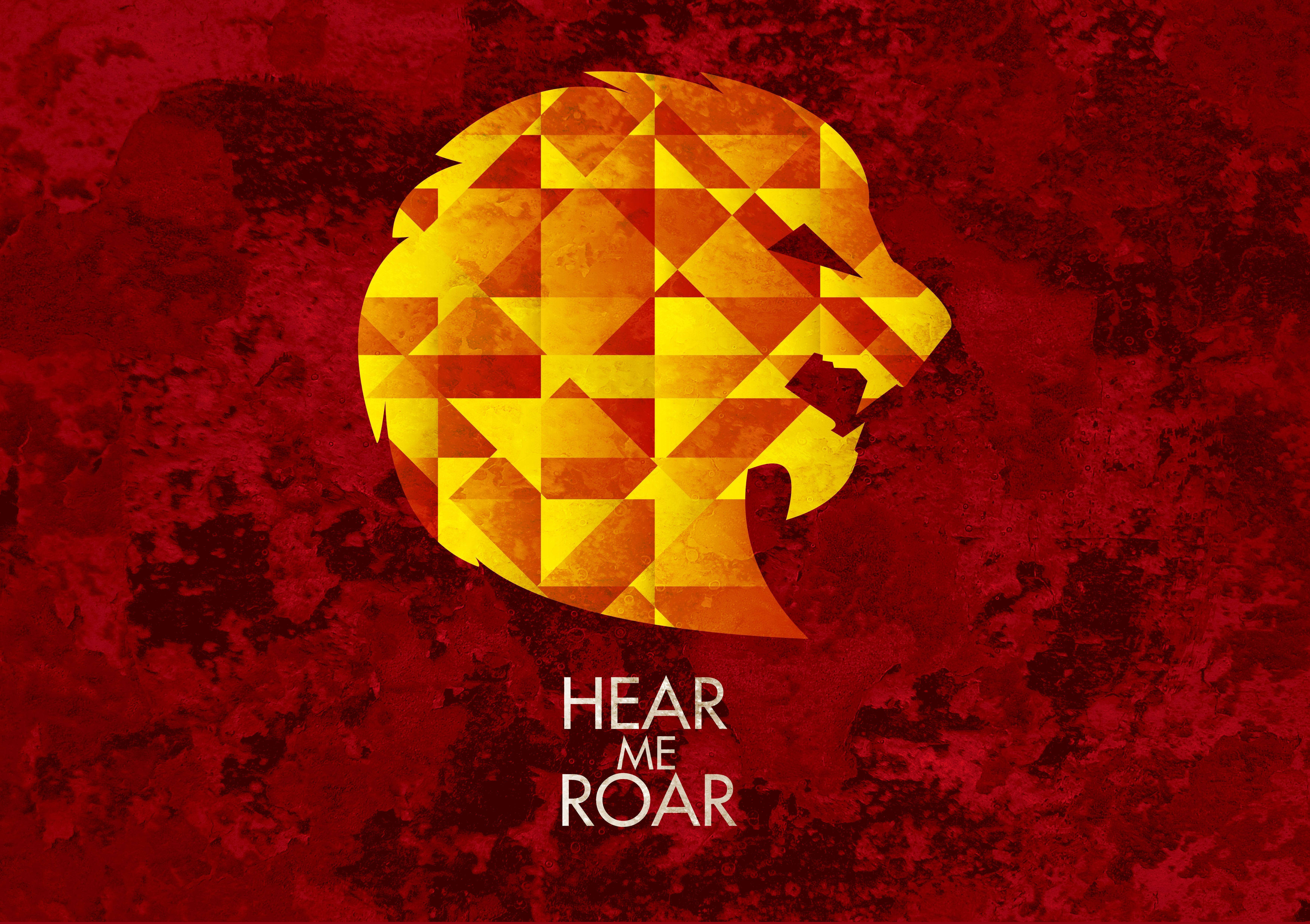 House Lannister 桌布 壁紙 — 一個大膽的幾何獅子頭，由火黃色和橙色三角形組成，在帶有紋理的深紅色背景上脫穎而出，並帶有文字 hear me roar。