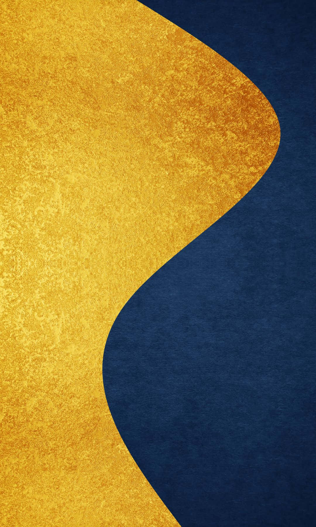 1080x1800 桌布 壁紙 — 一個大膽的抽象構圖，由帶紋理的金色和深藍色彎曲面板在動態的對角線分割處交匯。