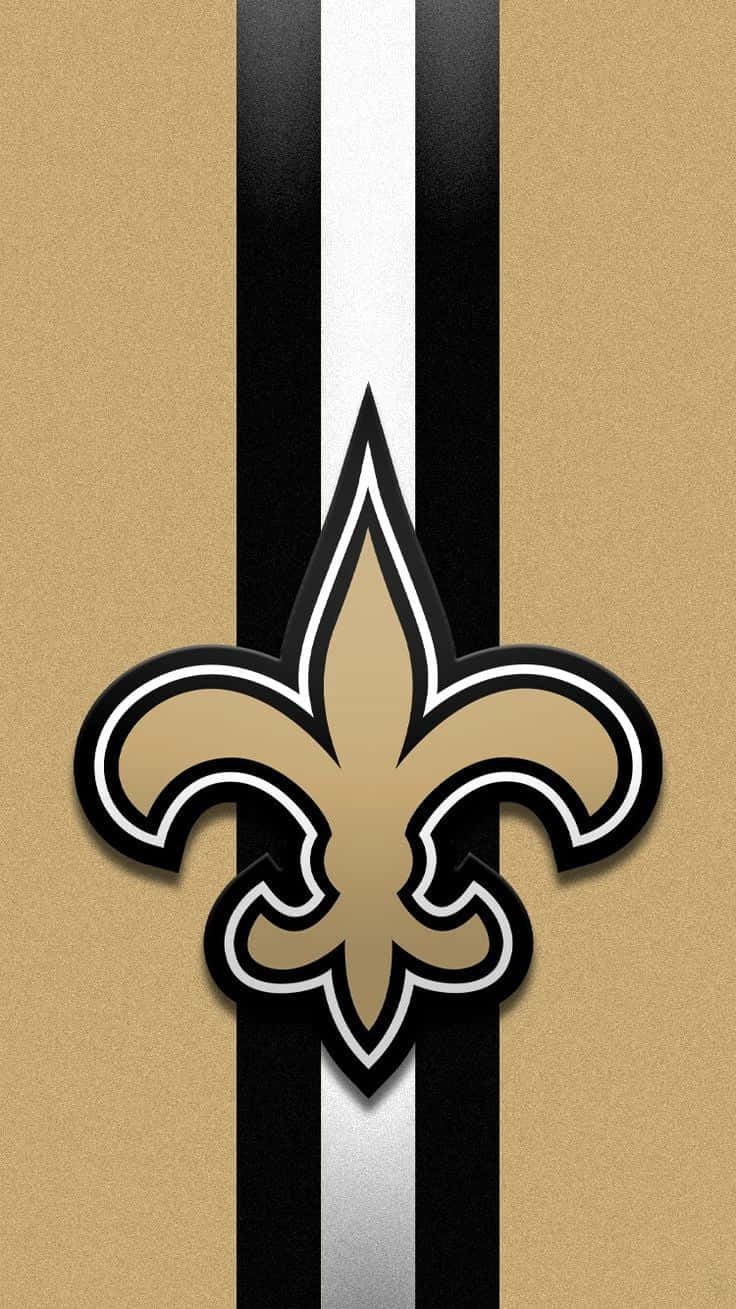 NFL Saints 桌布 壁紙 — 一個大膽的新奧爾良聖徒鳶尾花標誌，居中於金色、黑色和白色條紋上。