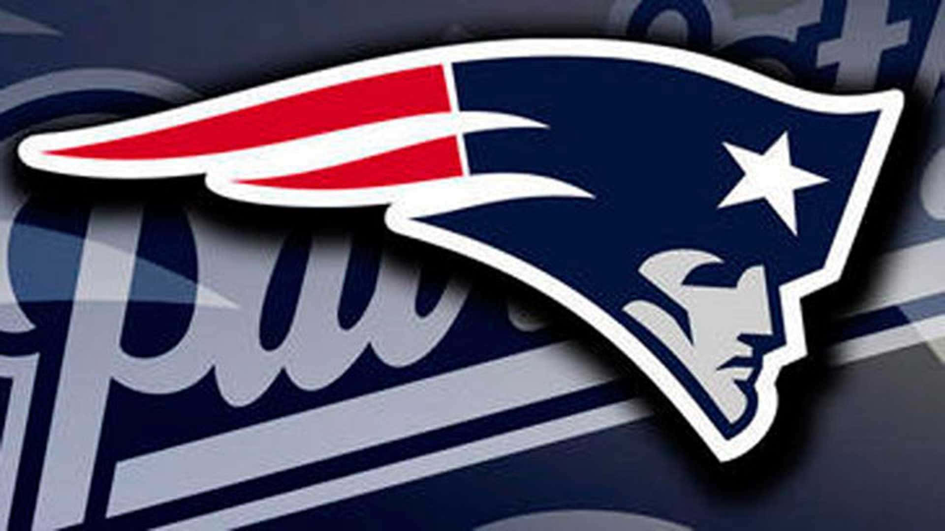 Patriots 桌布 壁紙 — 一個大膽的新英格蘭愛國者隊標誌，以紅、白、藍色在模糊的球隊品牌背景中脫穎而出。