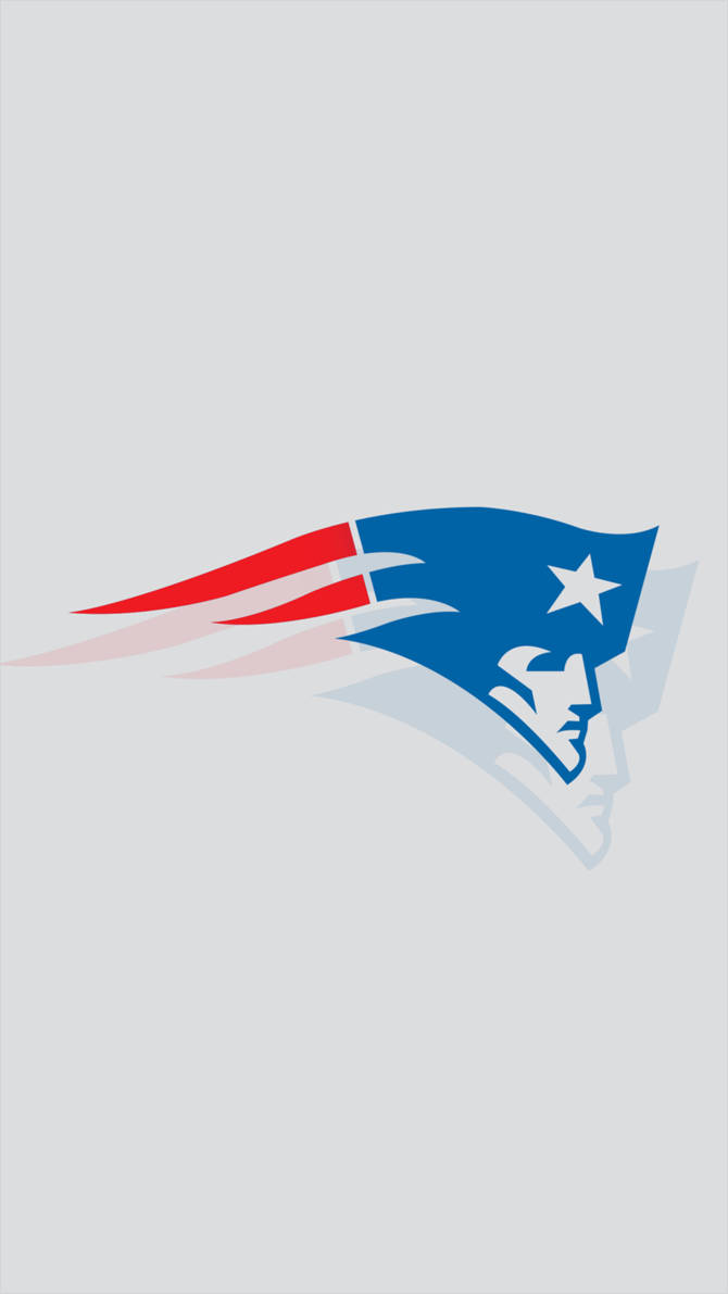 Patriots 桌布 壁紙 — 一個大膽的新英格蘭愛國者隊標誌，帶有藍色、紅色和白色條紋，背景為淺灰色。