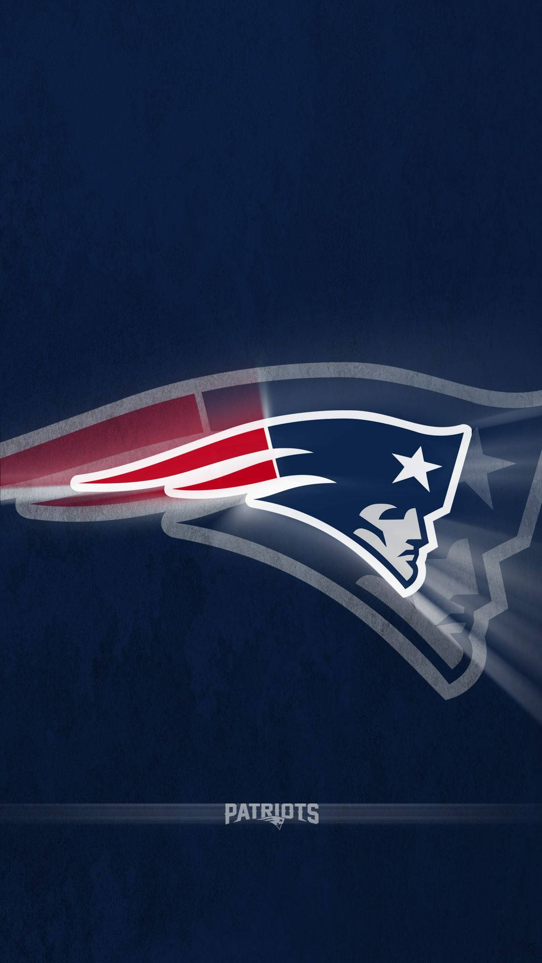 Patriots 桌布 壁紙 — 一個大膽的新英格蘭愛國者隊標誌在帶有紋理的深藍色背景上發出紅、白、藍的光芒。
