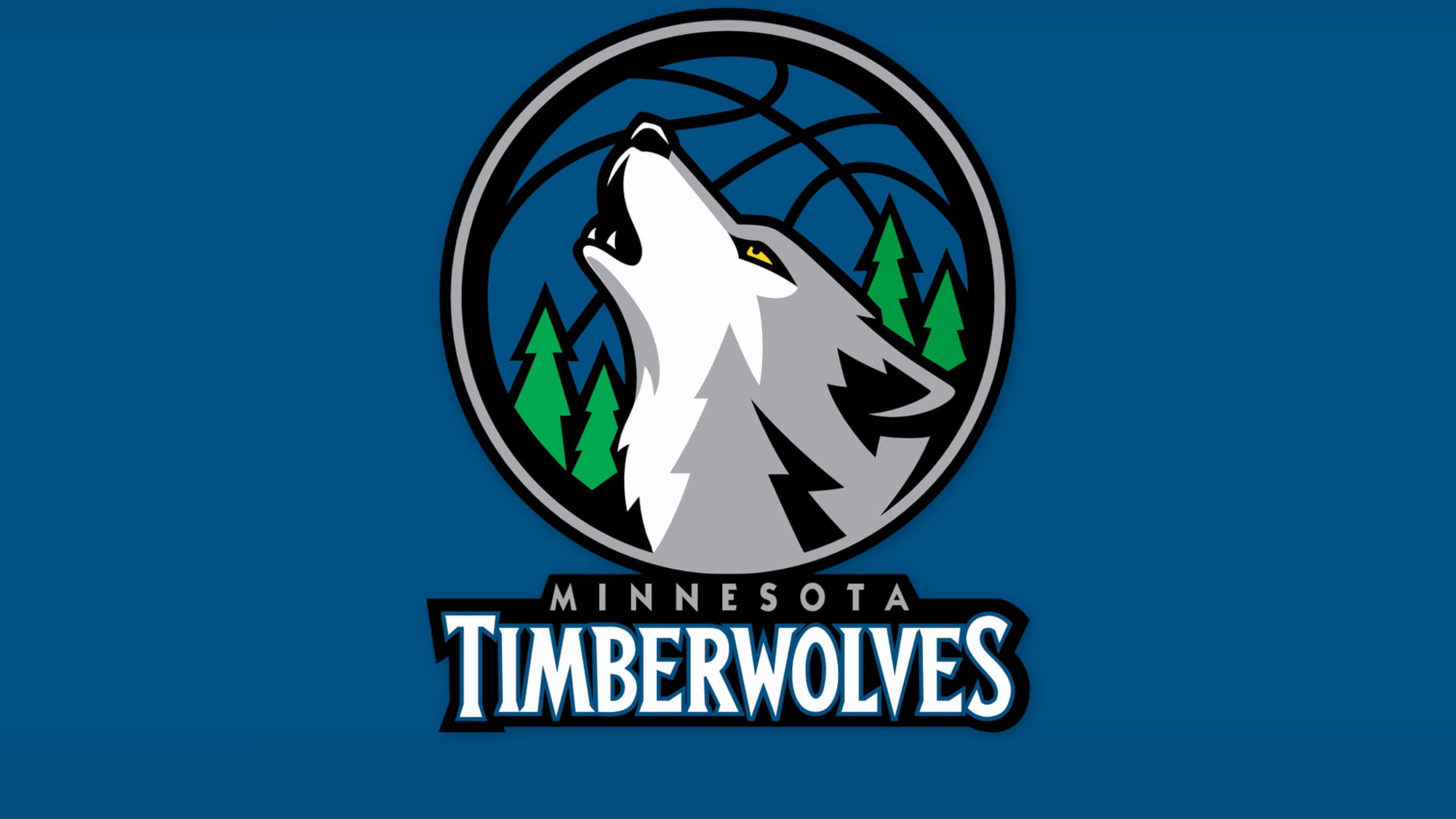 Timberwolves 桌布 壁紙 — 一個大膽的明尼蘇達灰狼隊標誌，在深藍色背景上展示一隻對著籃球網和松樹嚎叫的狼。