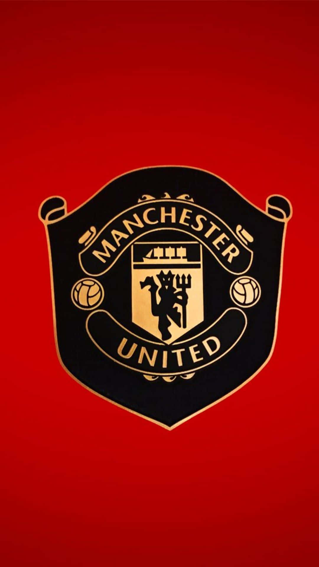 Manchester United iPhone 桌布 壁紙 — 一個大膽的曼聯標誌，以黑色和金色呈現，居中在鮮豔的紅色漸變背景上。