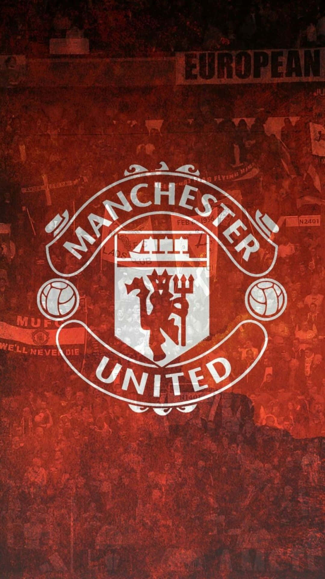 Manchester United iPhone 桌布 壁紙 — 一個大膽的曼聯白色會徽在充滿褪色人群剪影和球場橫幅的粗糙紅色背景上脫穎而出。