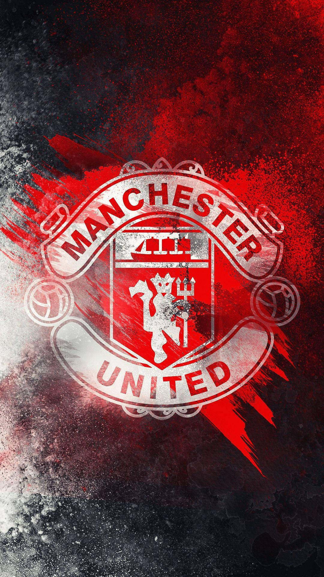 Manchester United Logo 桌布 壁紙 — 一個大膽的曼聯隊徽，以白色和紅色潑濺在粗糙的深色背景上。