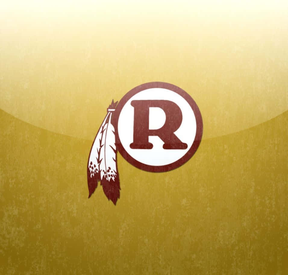 Washington Redskins 桌布 壁紙 — 一個大膽的栗色 'R' 在圓圈內，旁邊有兩根羽毛，居中在帶紋理的金色漸變背景上。