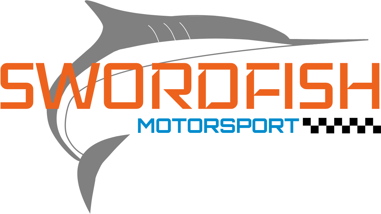Swordfish 桌布 壁紙 — 一個大膽的標誌，在黑色背景上，灰色劍魚剪影位於橙色「SWORDFISH」和藍色「MOTORSPORT」文字後方。