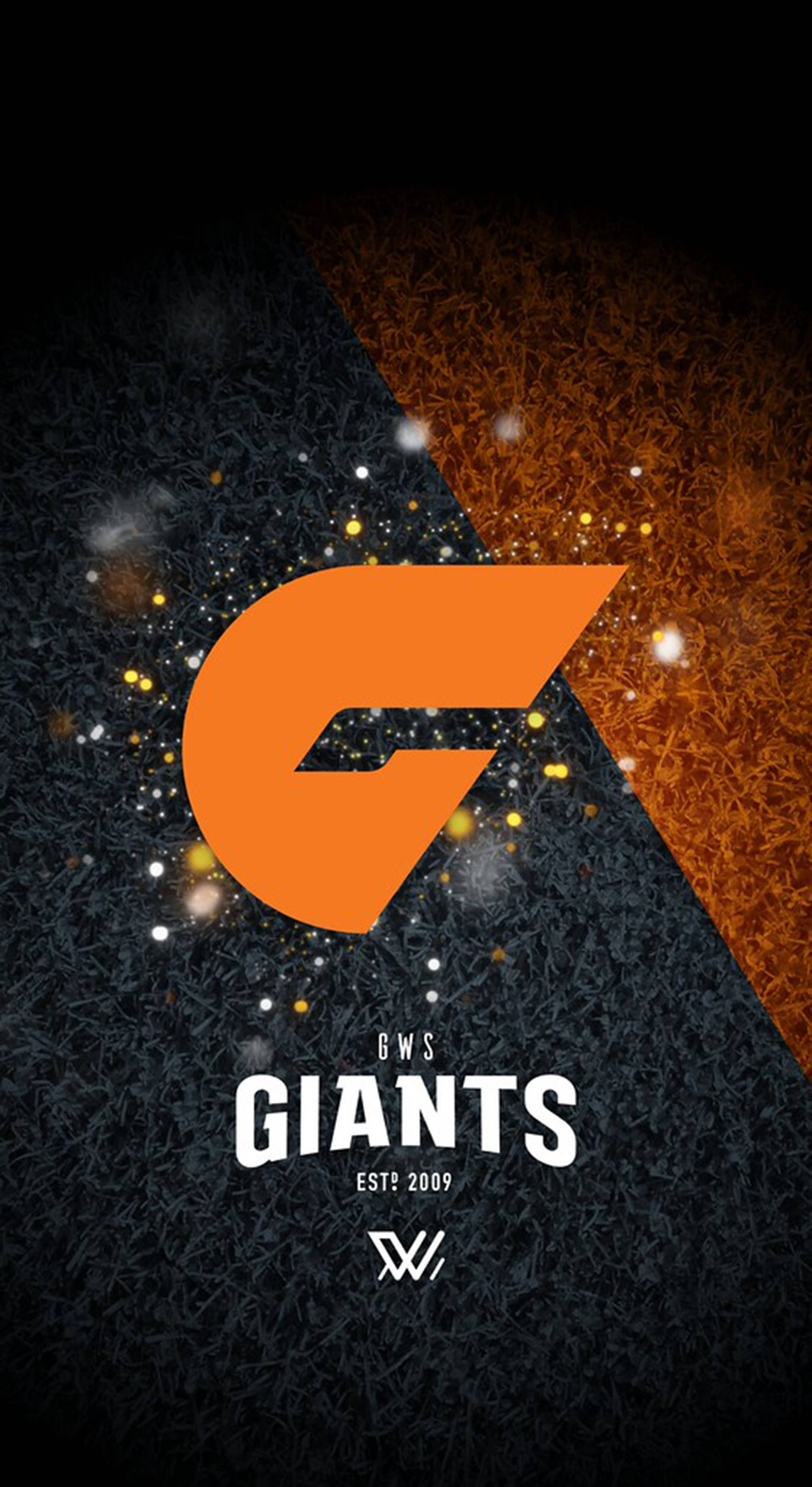Afl 桌布 壁紙 — 一個大膽的橙色「G」標誌在分裂的深色草地和火橙色背景上發光，並帶有閃爍的粒子。
