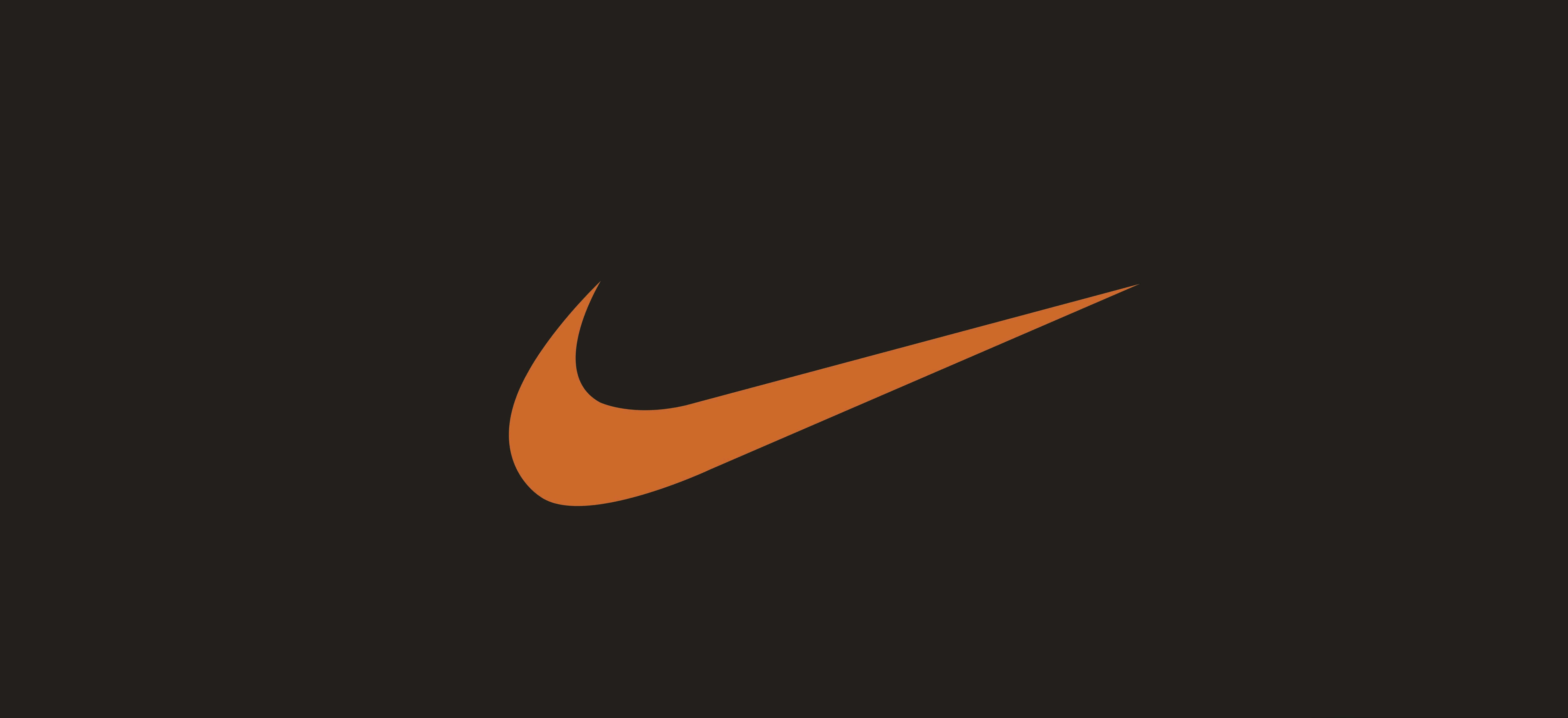 Nike 桌布 壁紙 — 一個大膽的橙色Nike勾勾標誌，居中在純深棕色背景上。