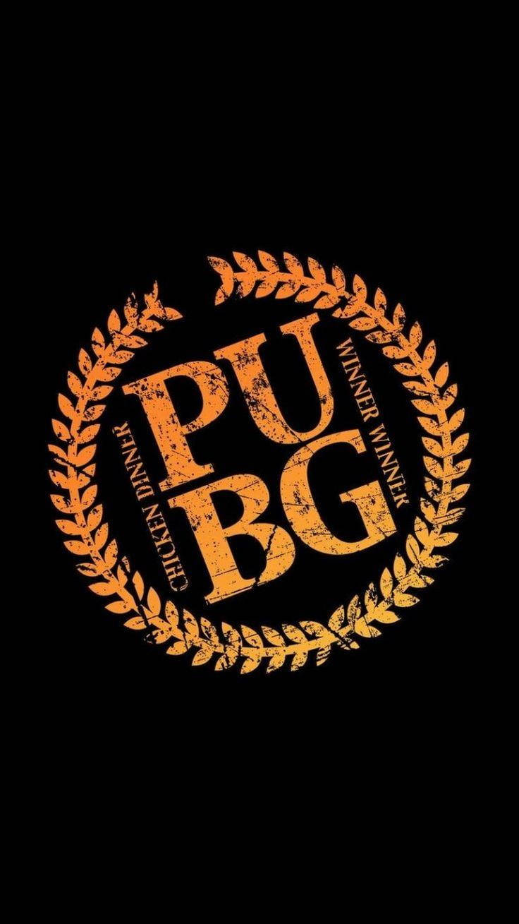 Logo 桌布 壁紙 — 一個大膽的橙色PUBG標誌，帶有月桂花環和「Winner Winner Chicken Dinner」文字，背景為黑色。