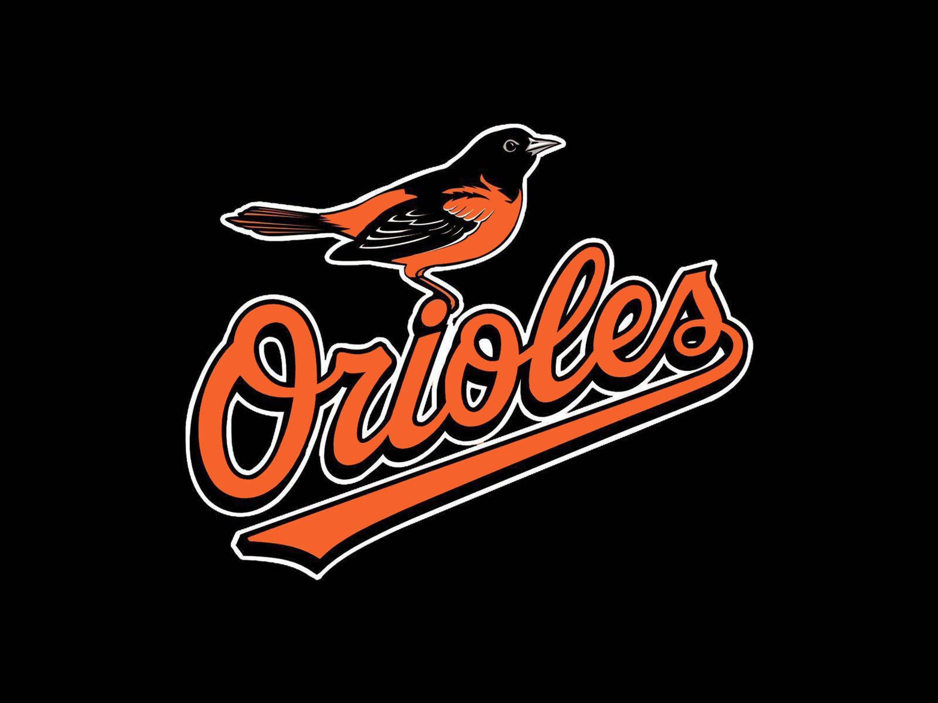 Orioles 桌布 壁紙 — 一個大膽的橙色和黑色金鶯標誌，特點是一隻風格化的鳥棲息在草書字母上，背景為純黑色。