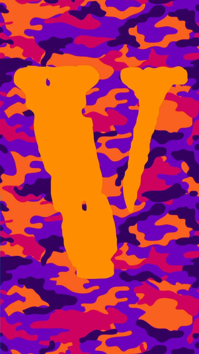 Vlone 桌布 壁紙 — 一個大膽的橙色字母V剪影在充滿活力的紫色和橙色迷彩圖案背景上脫穎而出。