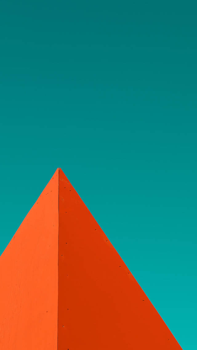 Minimalist Phone 桌布 壁紙 — 一個大膽的橙色幾何金字塔形狀，在極簡構圖中與純青色背景形成鮮明對比。