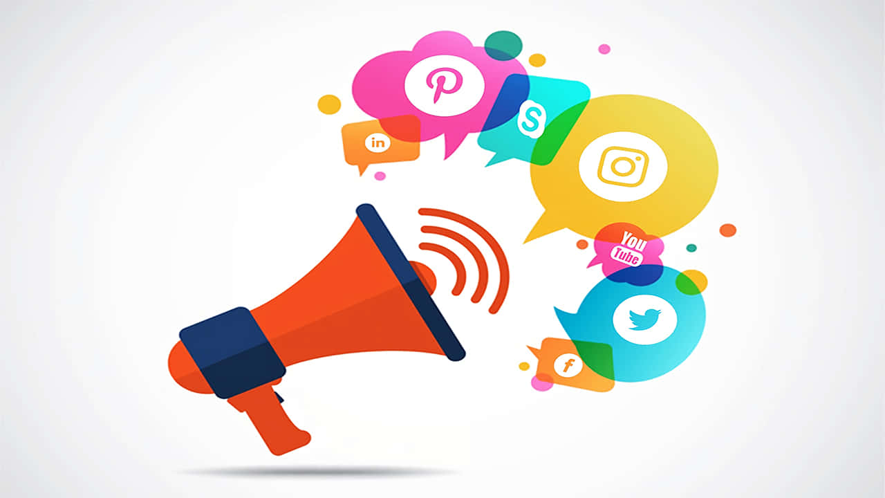 Social Media Logos 桌布 壁紙 — 一個大膽的橙色擴音器在純白色背景上噴出帶有社交媒體圖示的彩色對話氣泡。