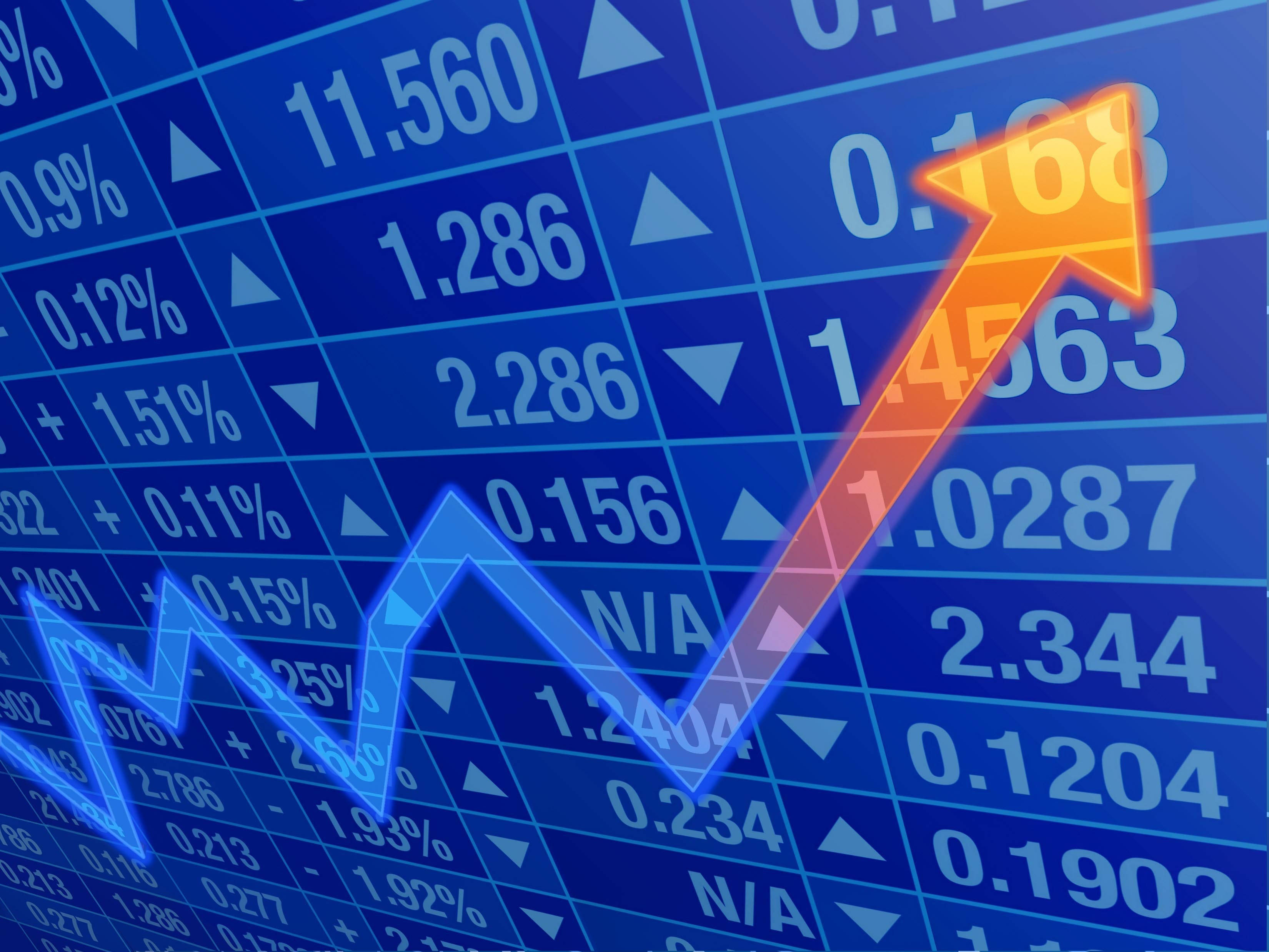 Numbers 桌布 壁紙 — 一個大膽的橙色箭頭在顯示波動股票數字和箭頭的藍色金融網格上向上飆升。