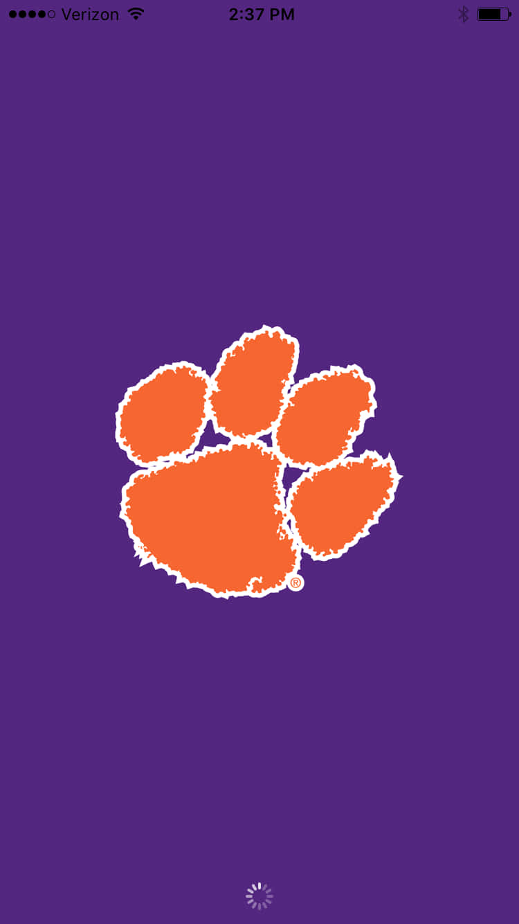 Clemson iPhone 桌布 壁紙 — 一個大膽的橙色虎爪標誌，帶有白色輪廓，居中在純紫色背景上。