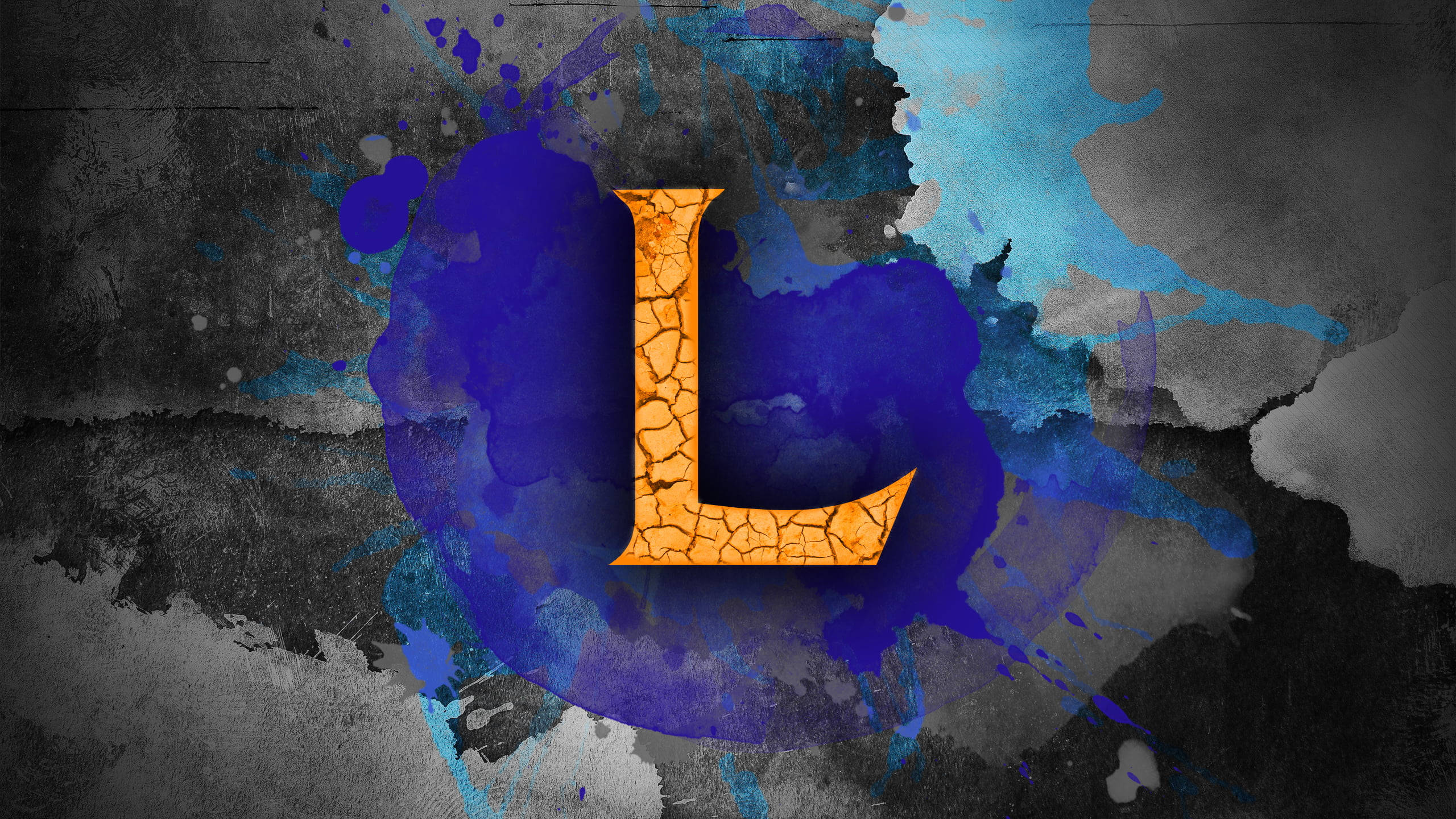 字母 L 桌布 壁紙 — 一個大膽的橙色裂紋字母L，立在帶有鮮豔藍色水彩潑濺的紋理灰色背景上。