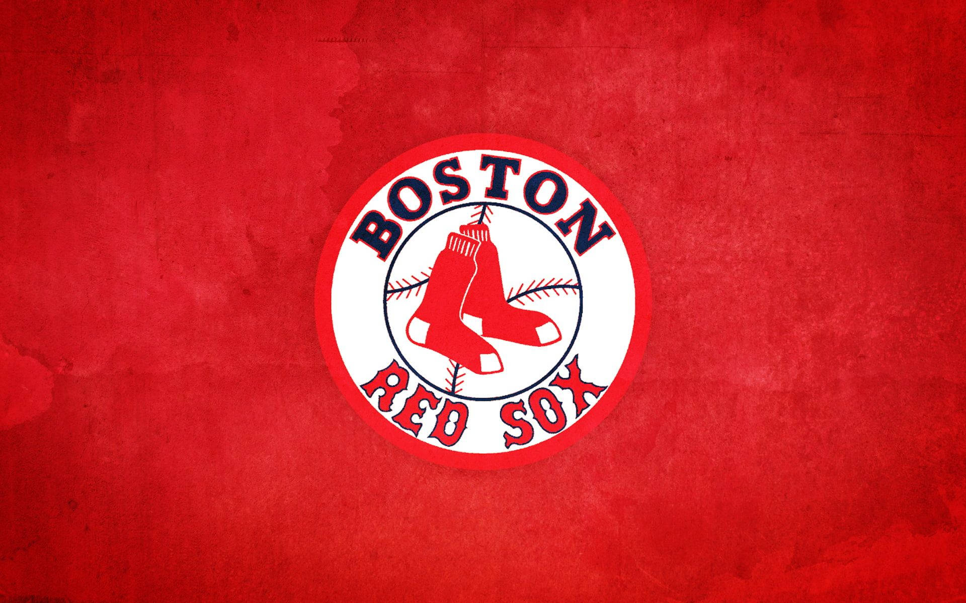 Boston Red Sox 桌布 壁紙 — 一個大膽的波士頓紅襪標誌，居中放置在帶有復古磨損感的紋理紅色背景上。
