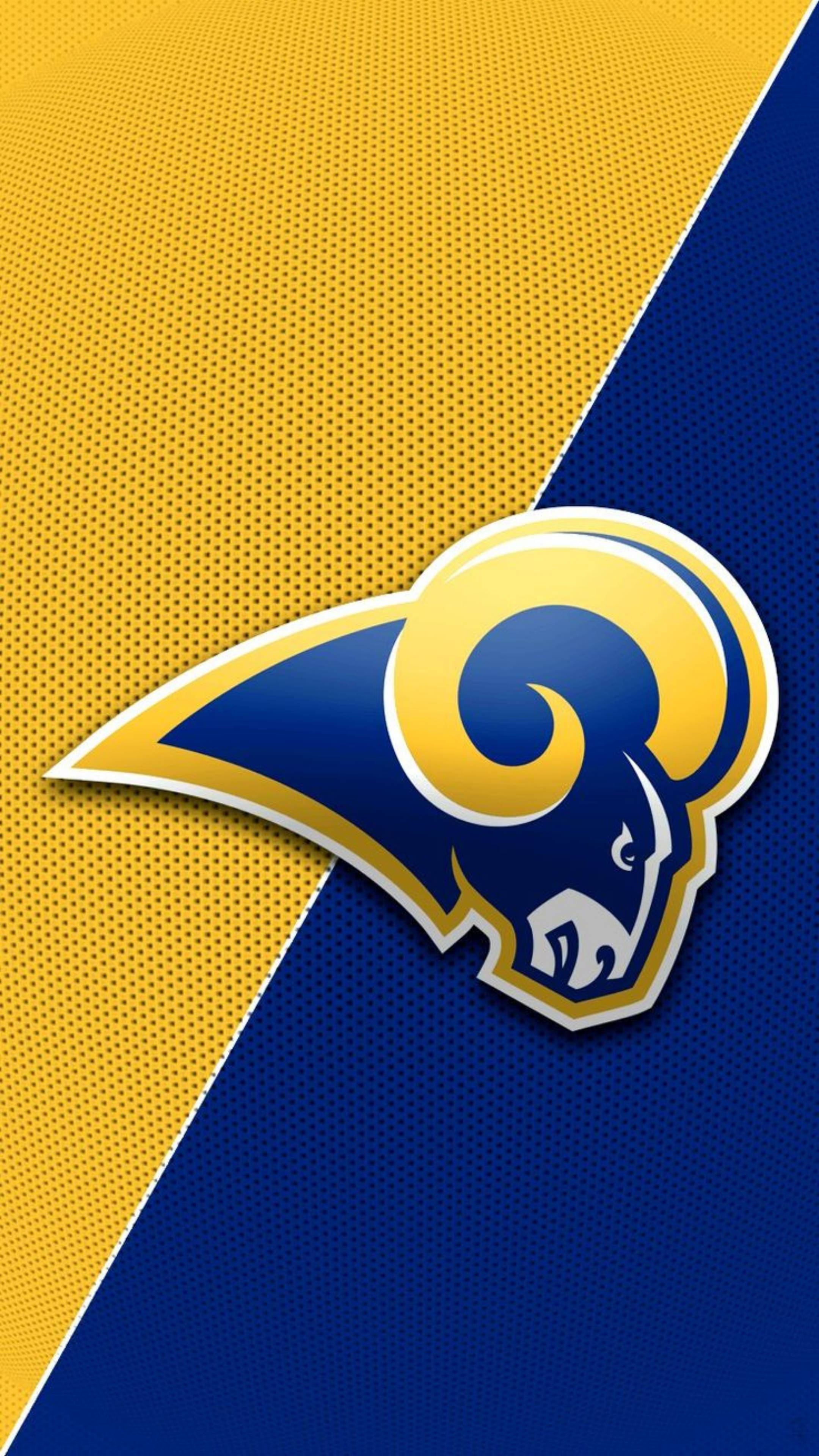 Rams 桌布 壁紙 — 一個大膽的洛杉磯公羊隊標誌，以藍色和金色呈現，位於對角線分割的紋理背景中央。