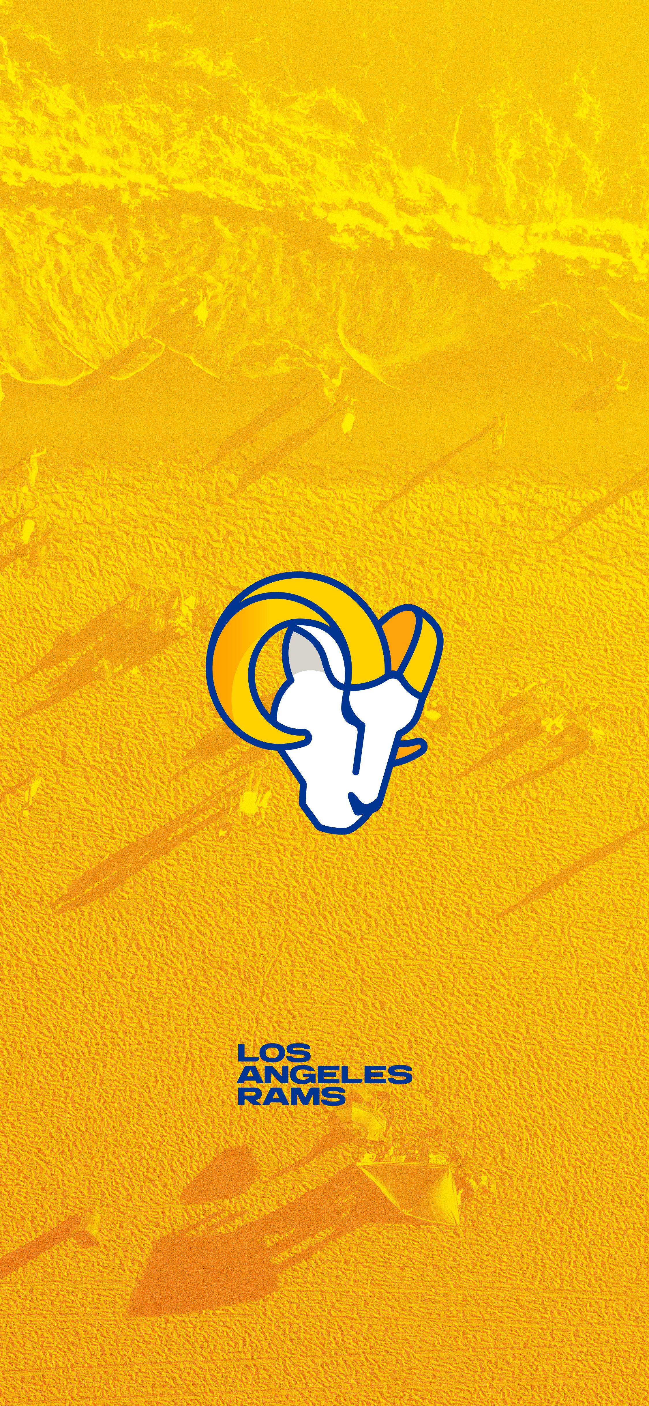 Rams 桌布 壁紙 — 一個大膽的洛杉磯公羊隊標誌，居中放置在帶有動態筆觸效果的金黃色紋理背景上。