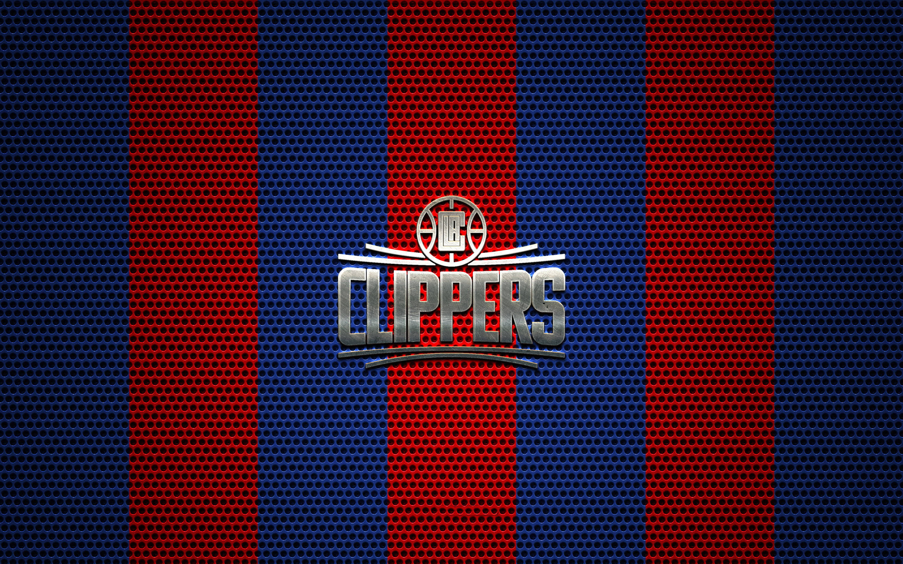 Clippers 桌布 壁紙 — 一個大膽的洛杉磯快艇隊標誌，居中放置在紅藍條紋穿孔金屬背景上。