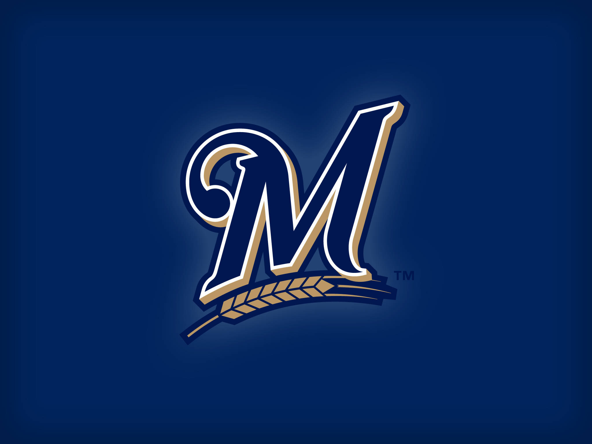 Brewers 桌布 壁紙 — 一個大膽的海軍藍色風格化M，下方有金色麥稈，在深藍色漸變背景上發光。