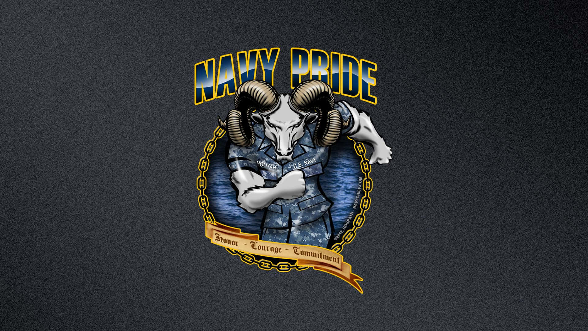Navy 桌布 壁紙 — 一個大膽的海軍驕傲徽章，有一隻穿著藍色制服、雙臂交叉的公羊，被鏈條和橫幅環繞。