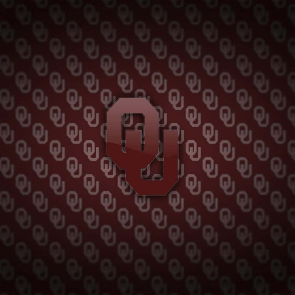Oklahoma 桌布 壁紙 — 一個大膽的深紅色 OU 標誌，居中放置在深栗色背景上，帶有重複褪色的 OU 圖案。