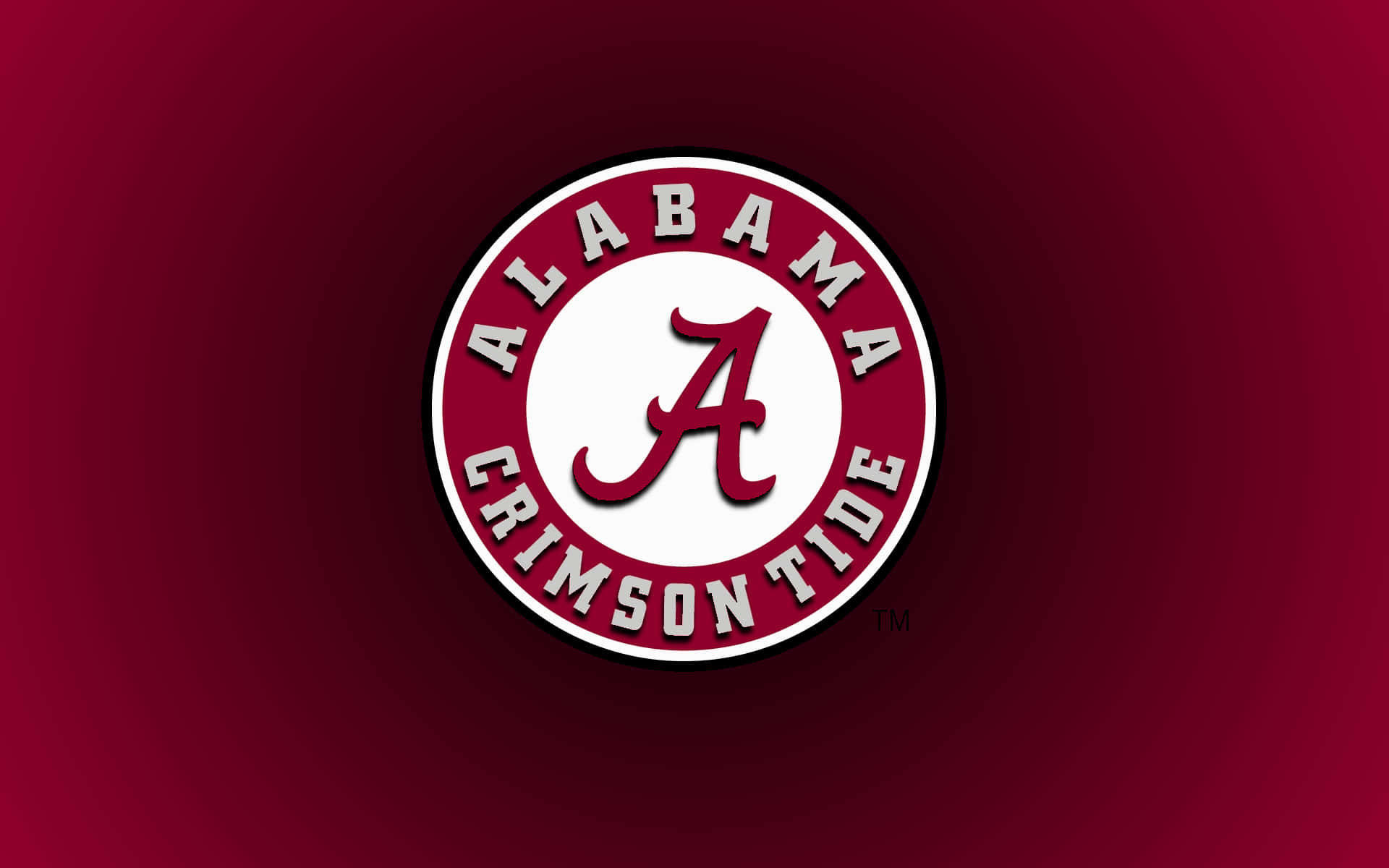 Alabama Football Logo 桌布 壁紙 — 一個大膽的深紅色和白色阿拉巴馬紅潮隊標誌，居中在漸變栗色背景上。