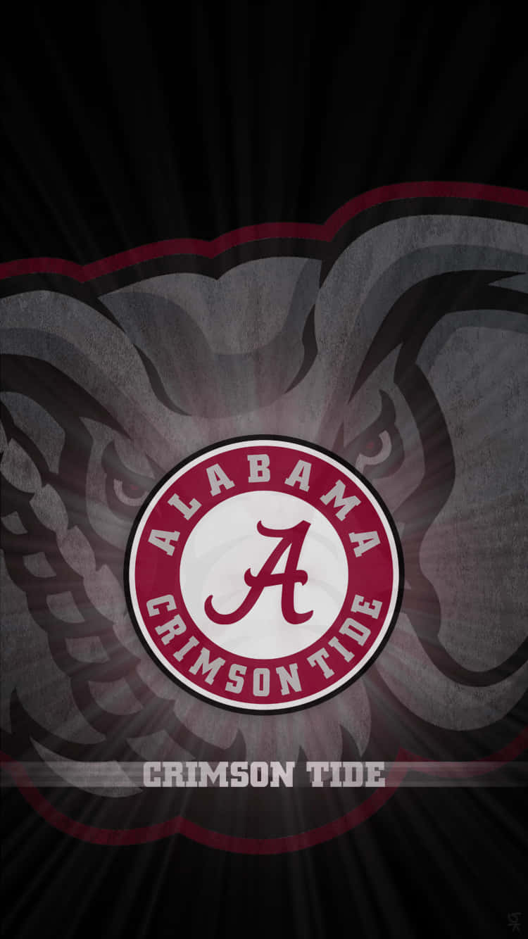 Alabama Football Logo 桌布 壁紙 — 一個大膽的深紅色和白色阿拉巴馬紅潮標誌從帶有風格化灰色大象頭圖案的深色背景中散發出來。