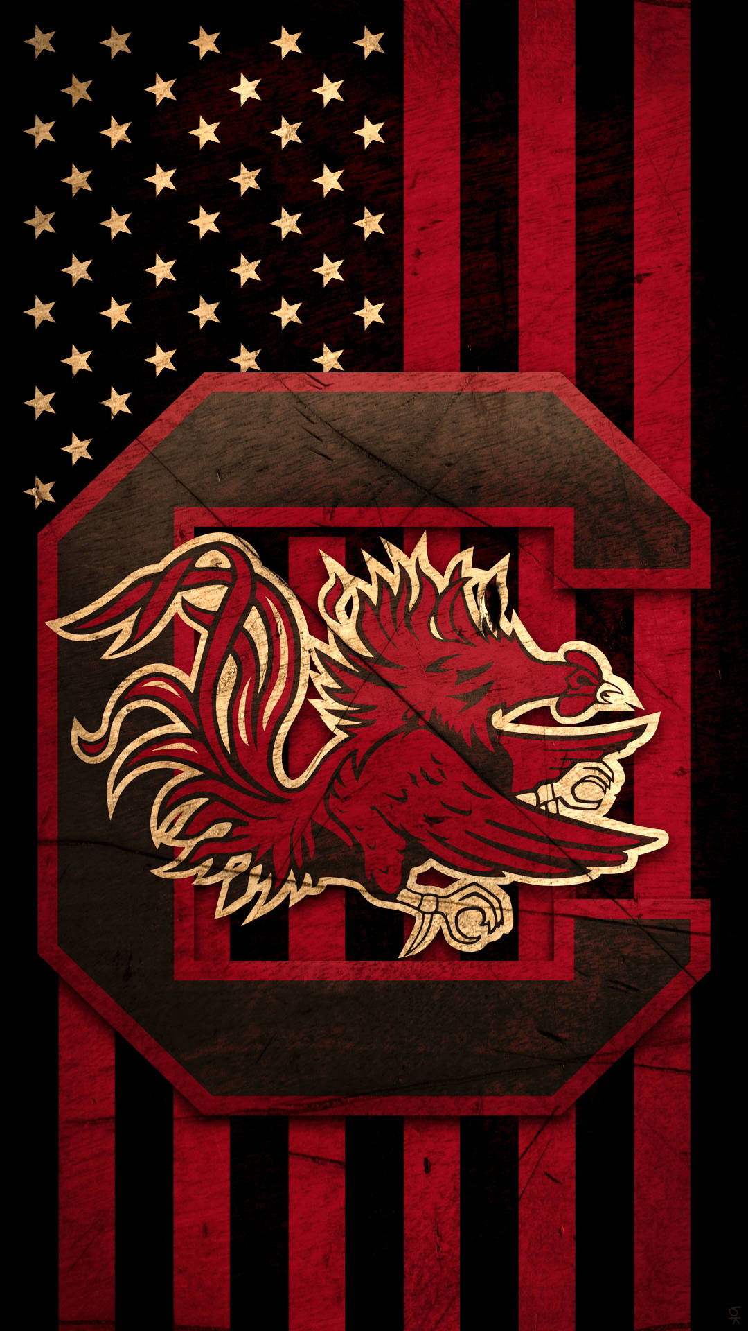 South Carolina Gamecocks 桌布 壁紙 — 一個大膽的深紅色和金色南卡羅來納鬥雞隊標誌，帶有兇猛的公雞吉祥物，背景是磨損的美國國旗。
