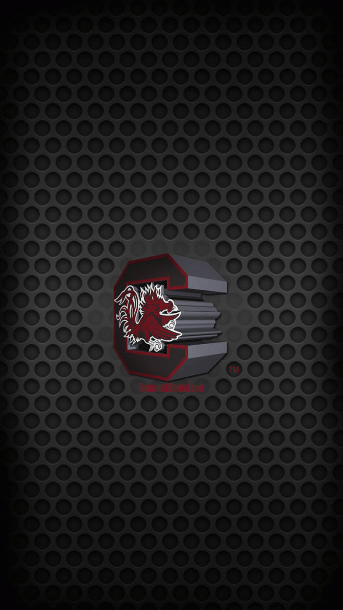 South Carolina Gamecocks 桌布 壁紙 — 一個大膽的深紅色和黑色Gamecock標誌，居中在深色穿孔金屬紋理背景上。