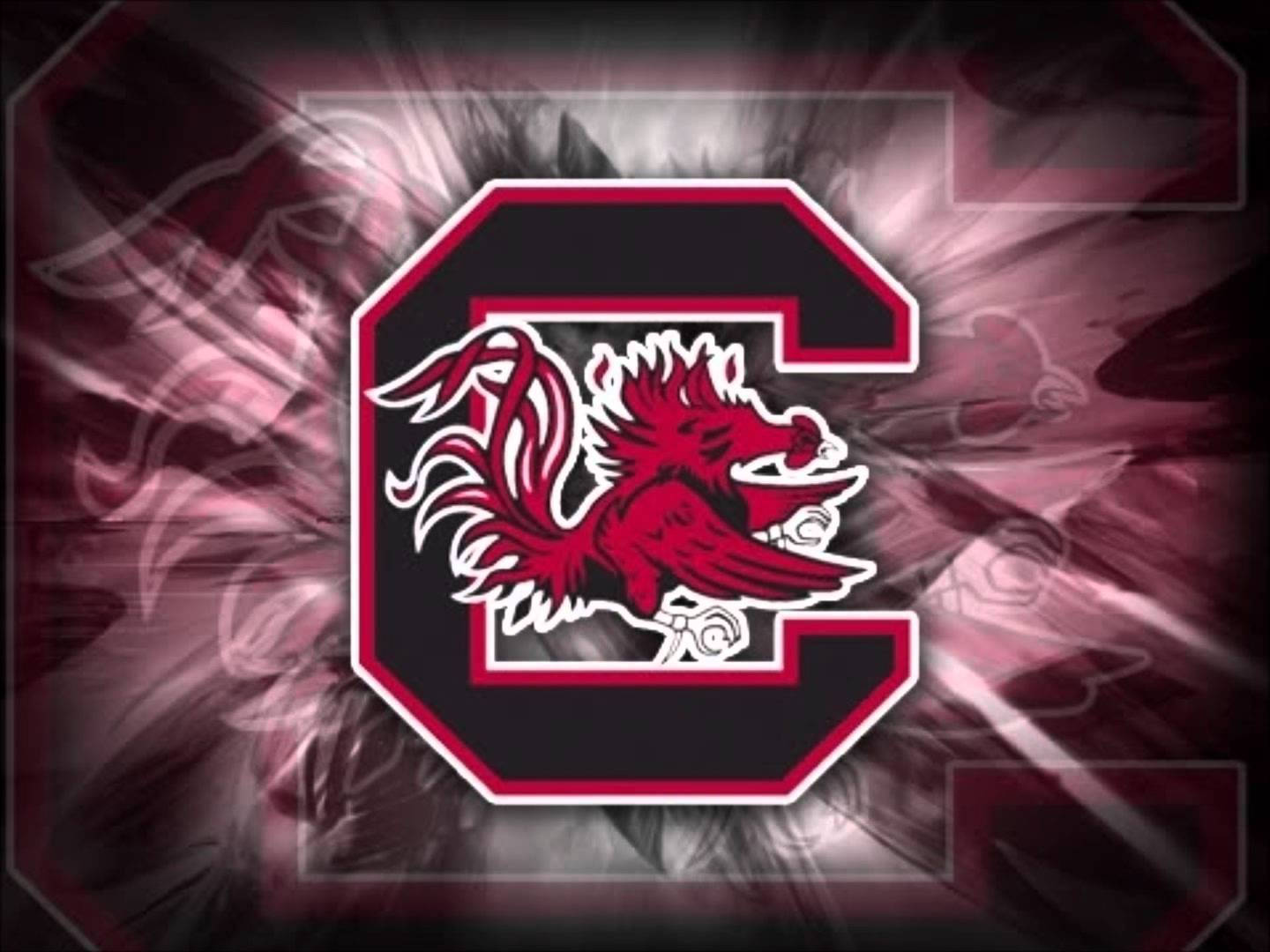 South Carolina Gamecocks 桌布 壁紙 — 一個大膽的深紅色和黑色南卡羅來納州鬥雞標誌在煙霧般的栗色和灰色抽象背景上散發光芒。