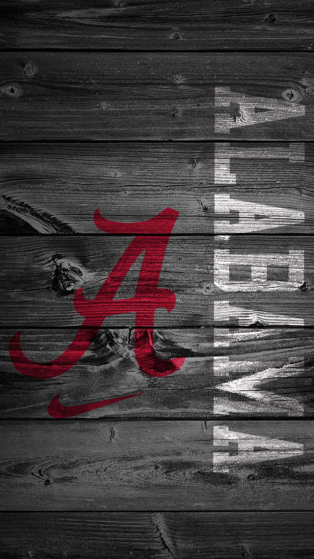 Alabama Football 桌布 壁紙 — 一個大膽的深紅色阿拉巴馬 'A' 標誌和白色文字，位於風化的深色木板上，可見木紋和節疤。