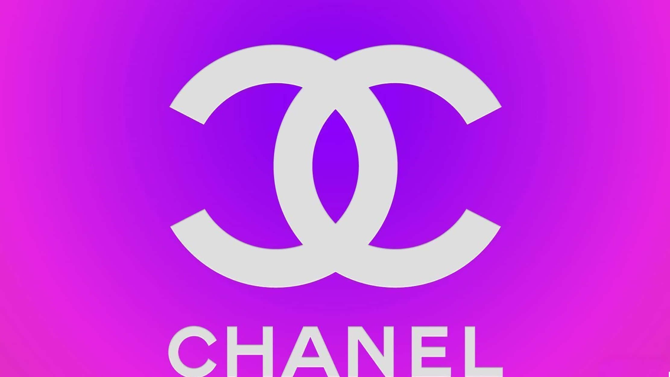 Chanel Aesthetic 桌布 壁紙 — 一個大膽的白色 Chanel 標誌，居中在充滿活力的紫色和粉紅色漸變背景上。