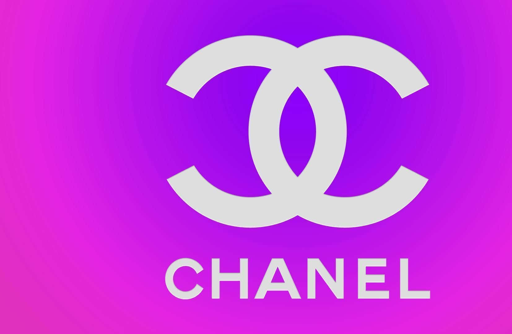 香奈兒標誌 桌布 壁紙 — 一個大膽的白色 Chanel 標誌，置於充滿活力的紫色和粉紅色漸變背景中央。