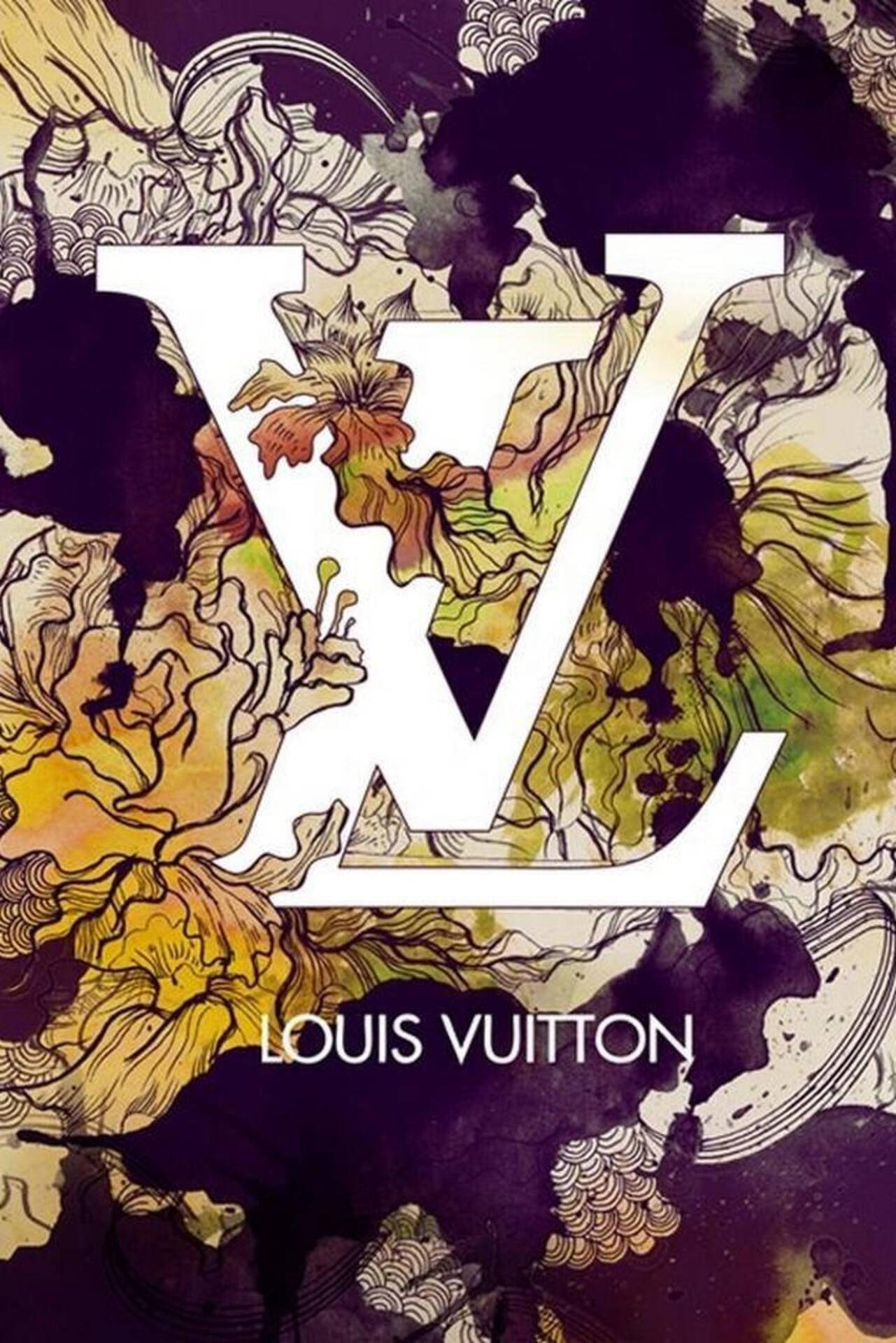 時尚 桌布 壁紙 — 一個大膽的白色 Louis Vuitton 字母組合圖案覆蓋在溫暖的黃色、綠色和深紫色的抽象花卉圖案上。