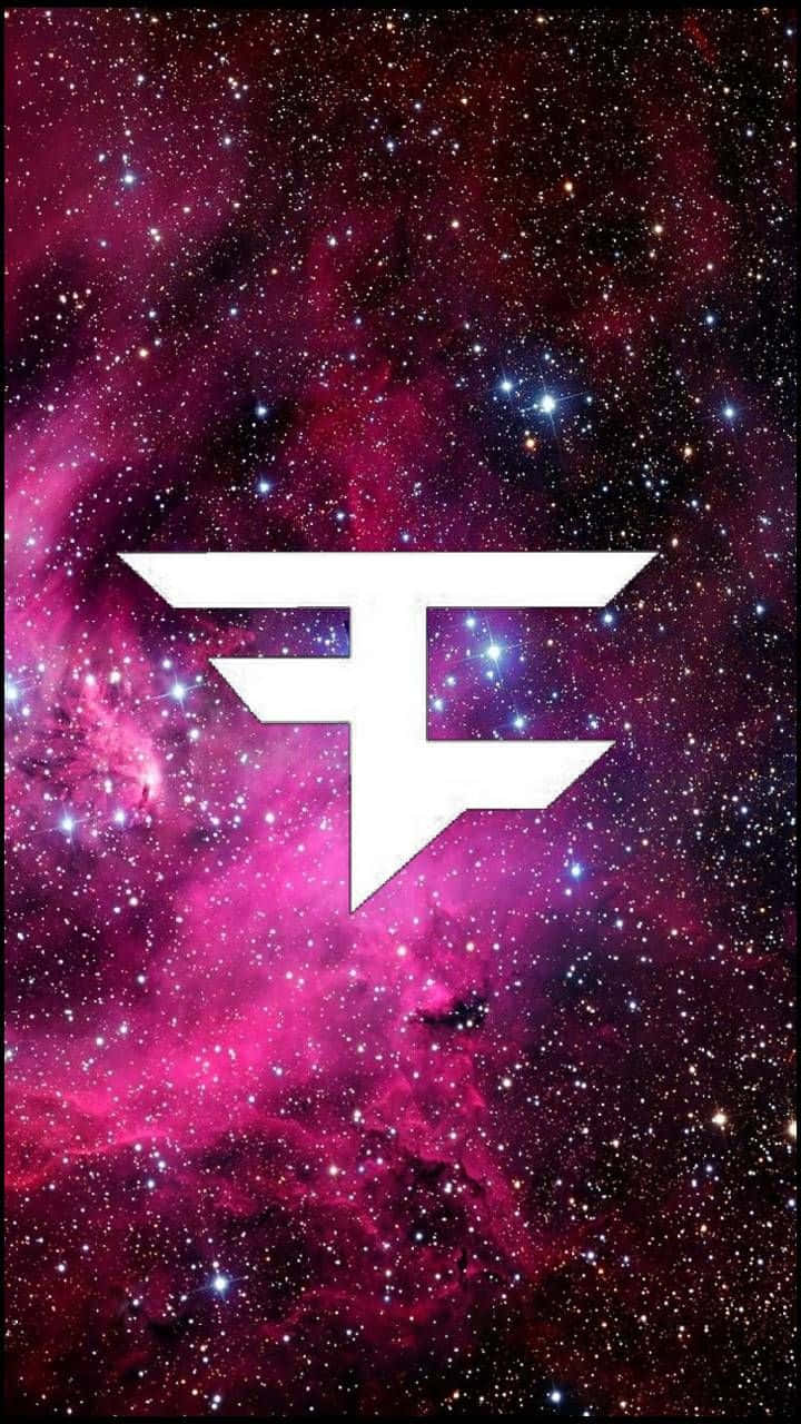 手機 桌布 壁紙 — 一個大膽的白色Fortnite標誌漂浮在充滿閃爍星星的充滿活力的粉紅色和紫色宇宙星雲上。