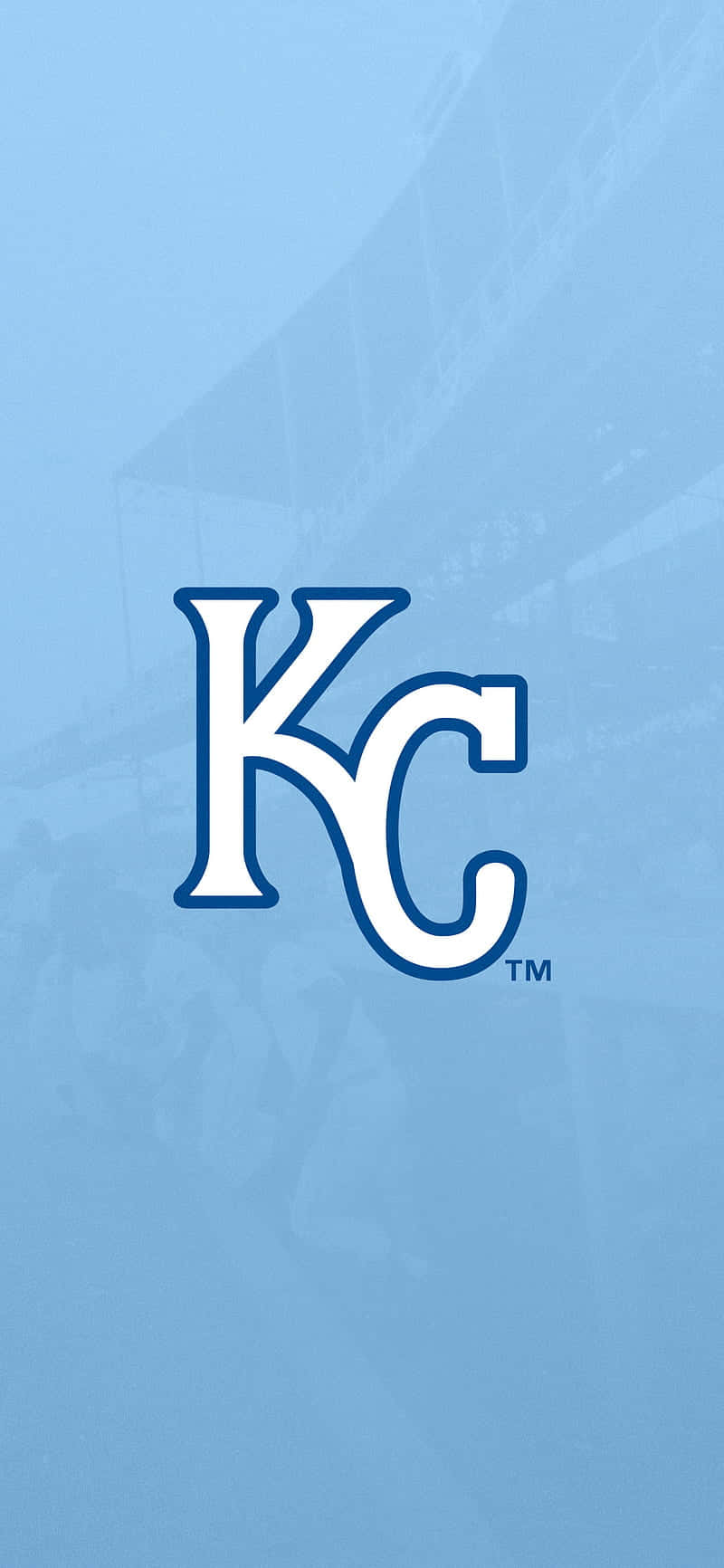 Kc Royals 桌布 壁紙 — 一個大膽的白色KC標誌，帶有藍色輪廓，居中在淺藍色漸變背景上，帶有隱約的體育場結構。