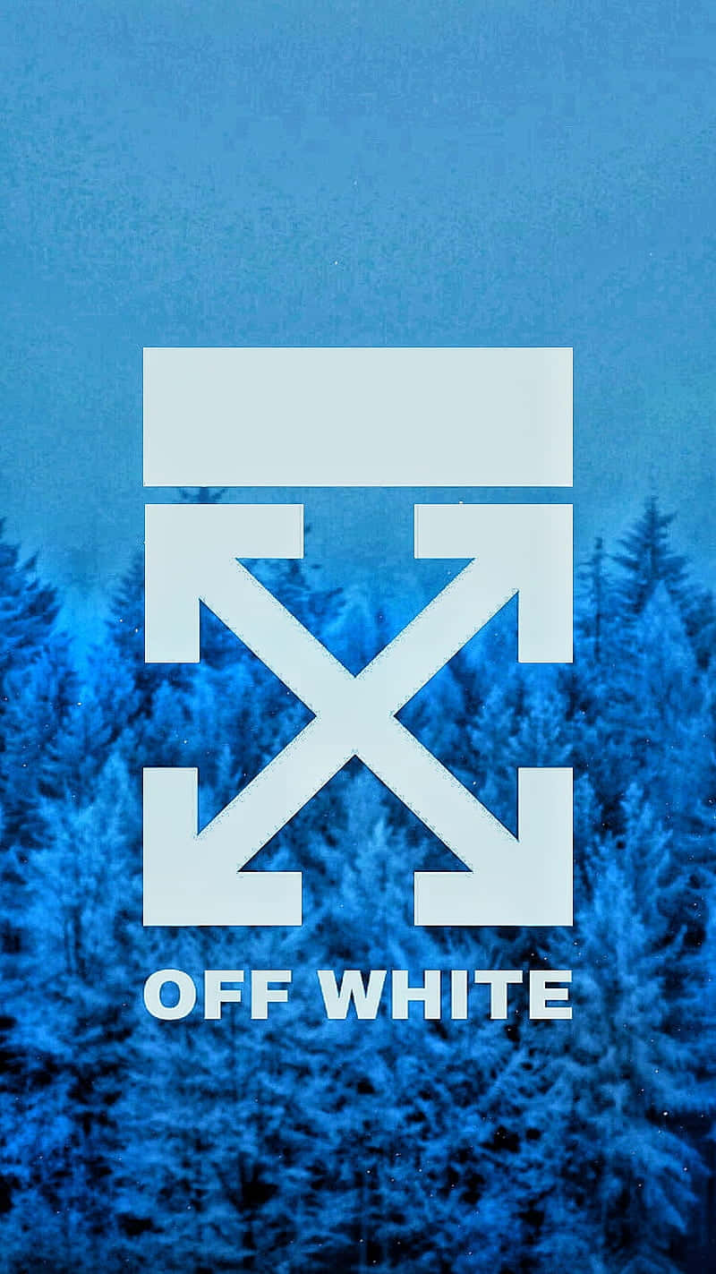 Off White iPhone 桌布 壁紙 — 一個大膽的白色Off White標誌在單色藍色森林背景中脫穎而出。