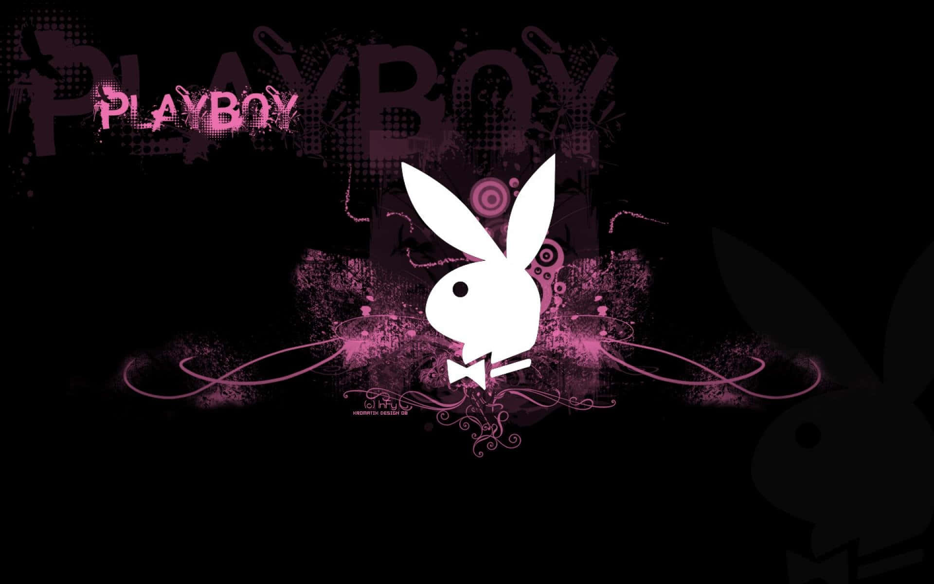 花花公子 桌布 壁紙 — 一個大膽的白色Playboy兔子標誌，帶有蝴蝶結，居中在黑色背景上，背景上濺滿了充滿活力的粉紅色塗鴉風格漩渦，上方有粉紅色的PLAYBOY字樣。