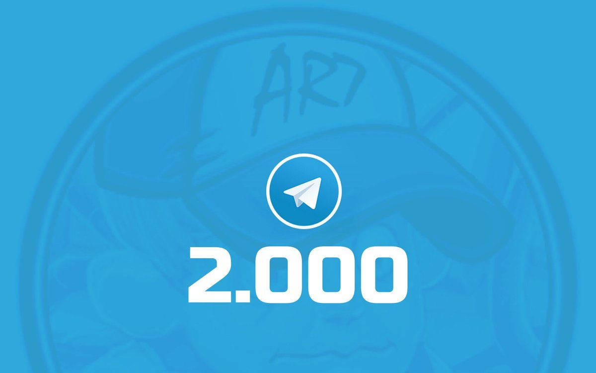 Telegram 桌布 壁紙 — 一個大膽的白色Telegram標誌和數字2.000，居中在純藍色背景上，帶有微弱的圓形塗鴉藝術。