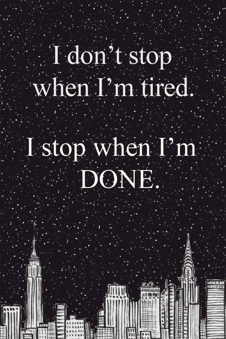 Motivation 桌布 壁紙 — 一個大膽的白色勵志語句疊加在繁星點點的夜空上，下方是詳細的黑白城市天際線剪影。