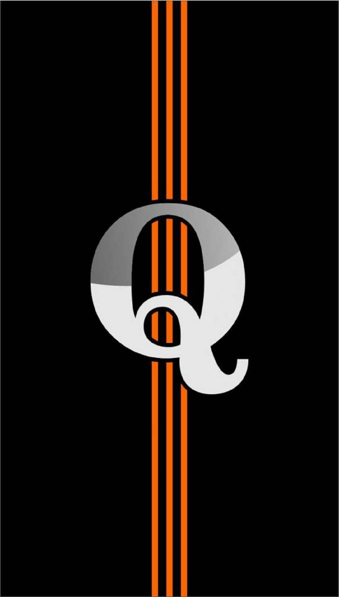 q 桌布 壁紙 — 一個大膽的白色和灰色字母Q，帶有漸變效果，居中於黑色背景上，由三條鮮豔的橙色垂直條紋框住。