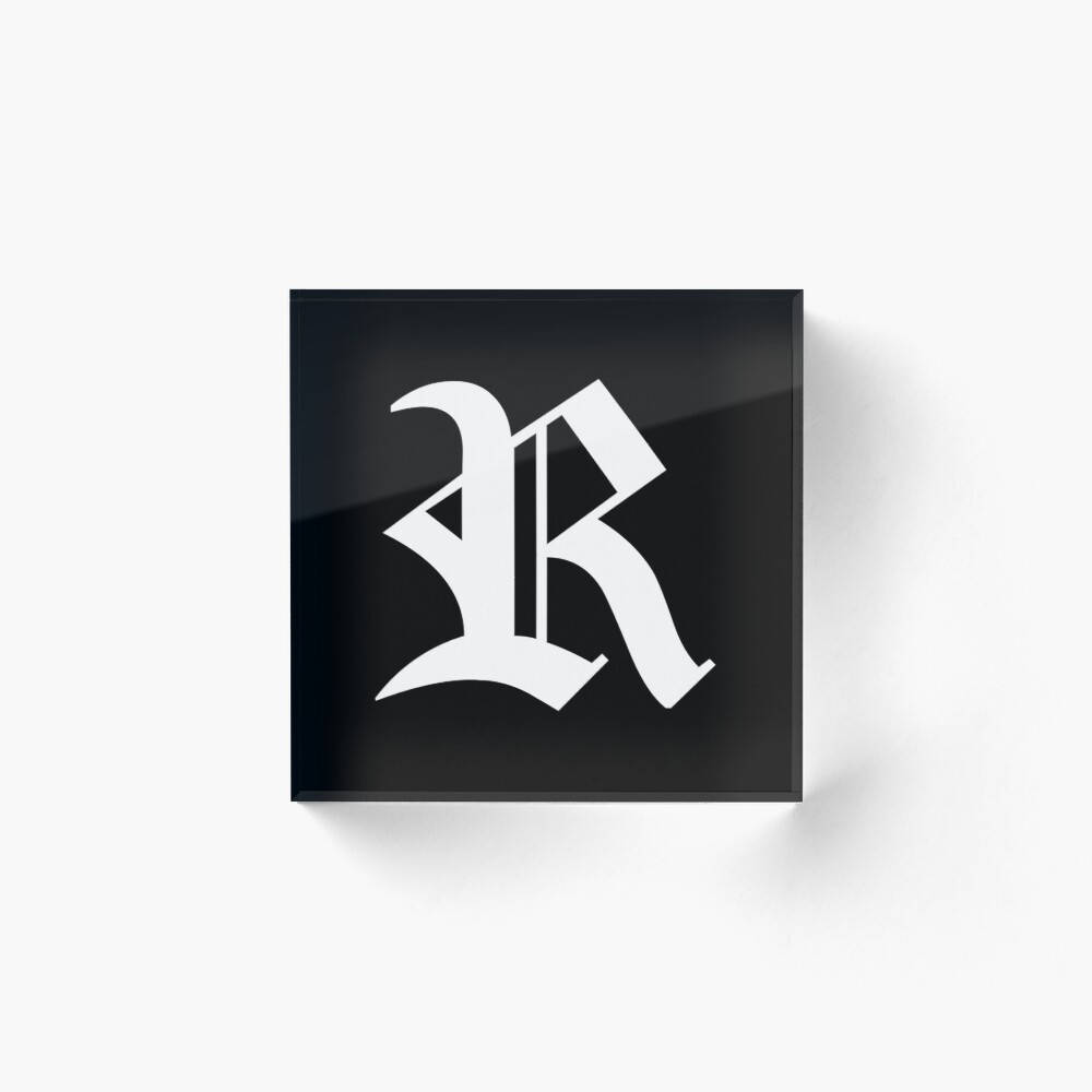 R 桌布 壁紙 — 一個大膽的白色哥德式字母R居中於一塊光澤的黑色方形牌匾上，背景為純白色。