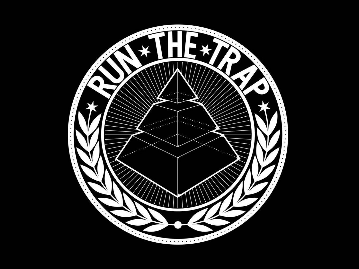 pyramid 桌布 壁紙 — 一個大膽的白色圓形徽章，帶有「RUN THE TRAP」文字和幾何金字塔設計，背景為黑色。