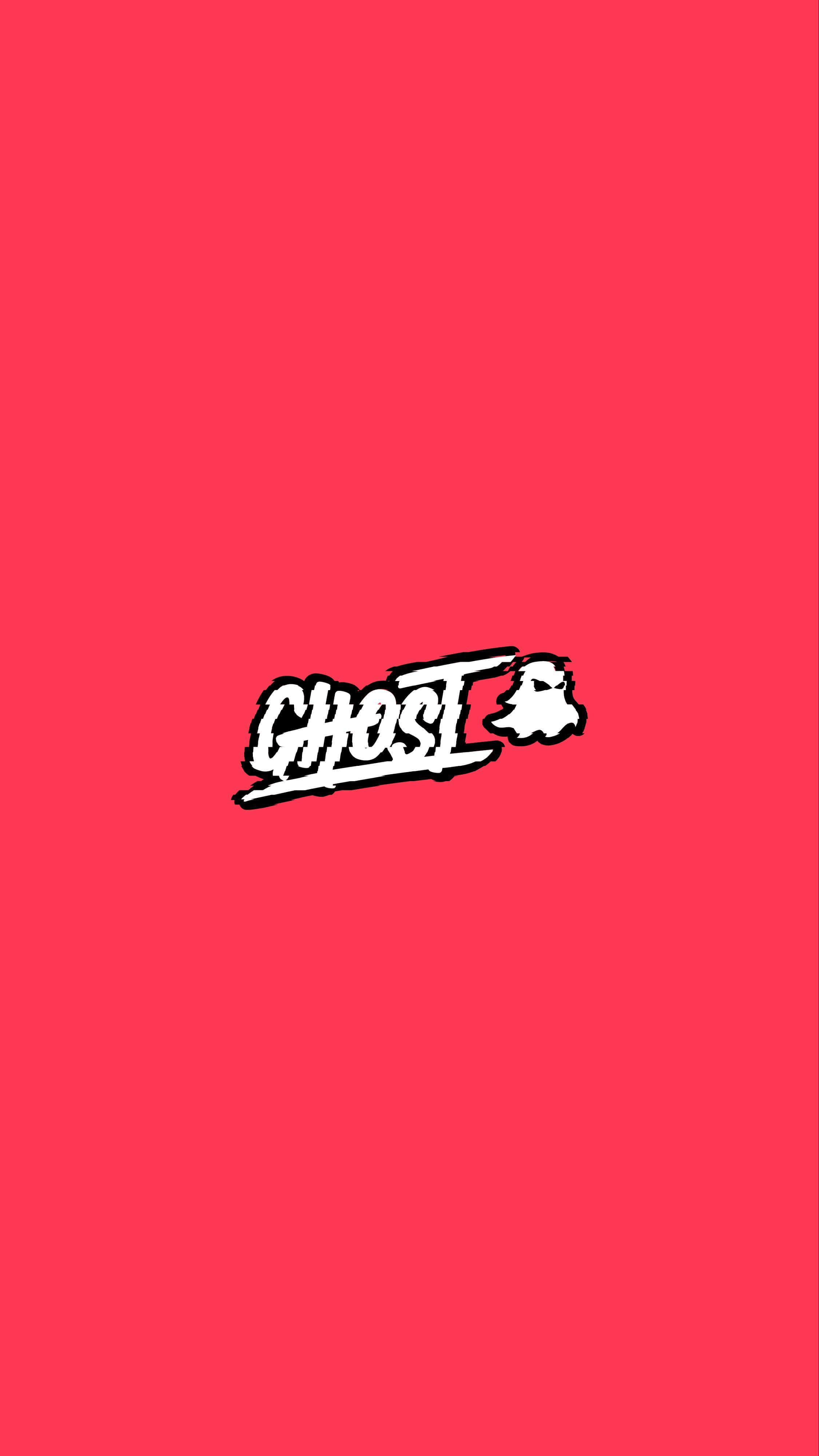 生病 桌布 壁紙 — 一個大膽的白色塗鴉風格 'GHOST' 標誌，中間有一個鬼魂圖標，背景為純珊瑚粉色。